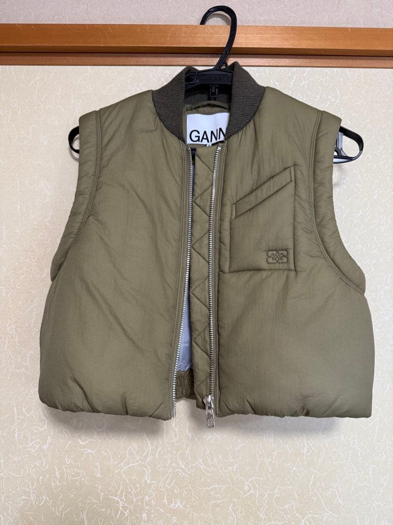 GANNI オリーブ ダウンベスト