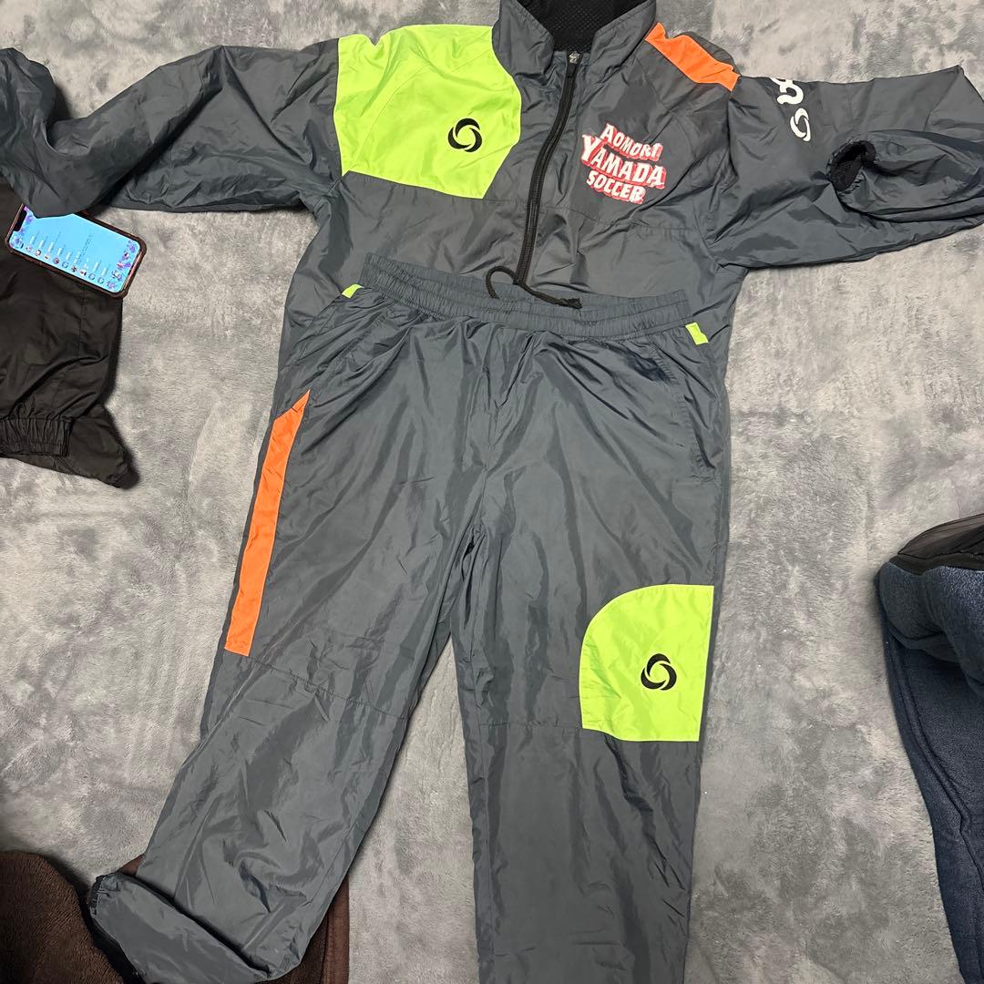 サッカー ピステ上下 グレー/オレンジ/グリーン 青森山田のピステ