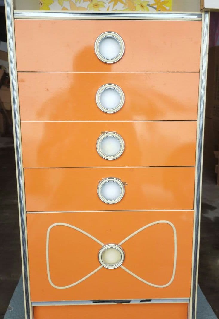 昭和 レトロポップオレンジ色 ガラス扉付き収納キャビネット