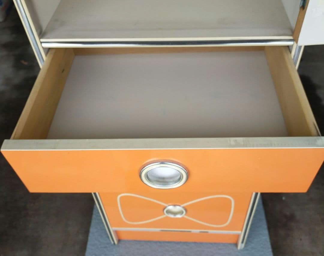 昭和 レトロポップオレンジ色 ガラス扉付き収納キャビネット