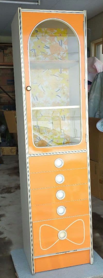 昭和 レトロポップオレンジ色 ガラス扉付き収納キャビネット