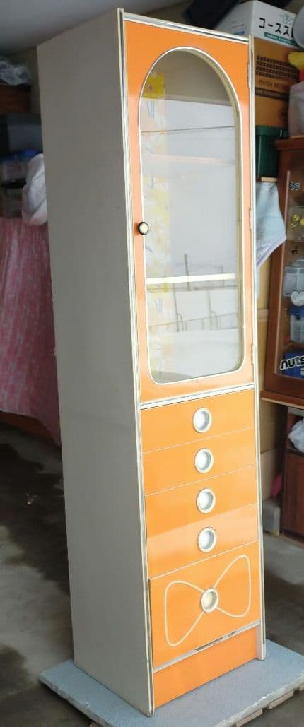 昭和 レトロポップオレンジ色 ガラス扉付き収納キャビネット