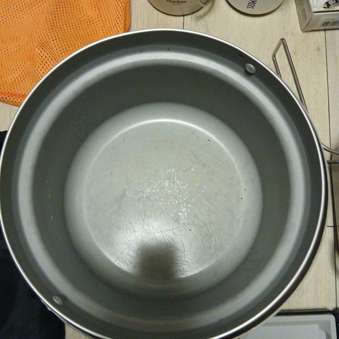 アウトドア調理器具セットとビデオカメラ