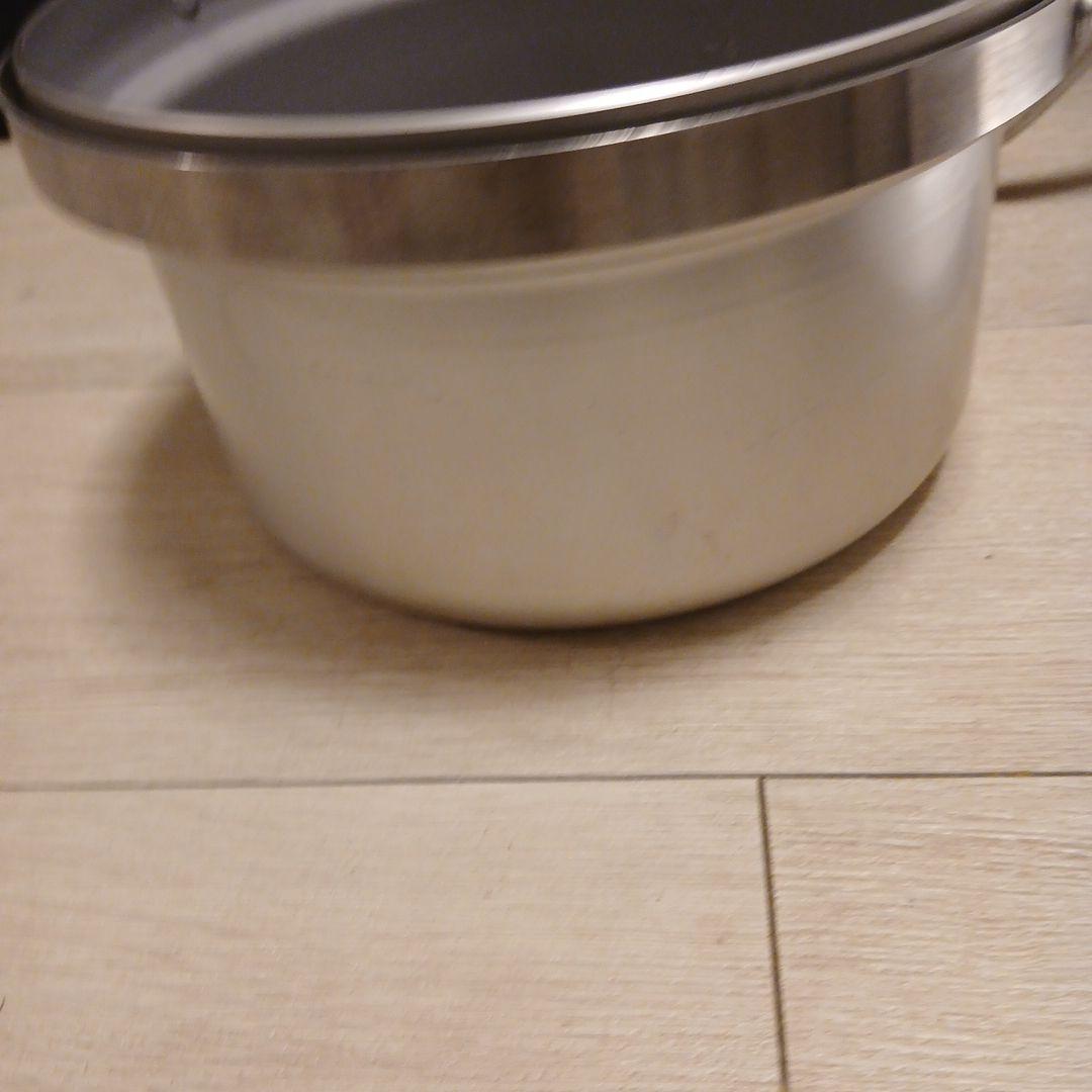 アウトドア調理器具セットとビデオカメラ