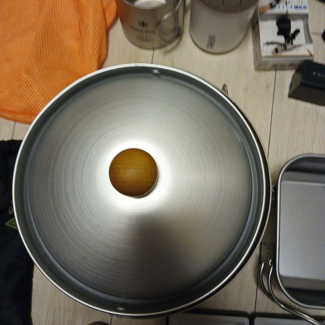 アウトドア調理器具セットとビデオカメラ