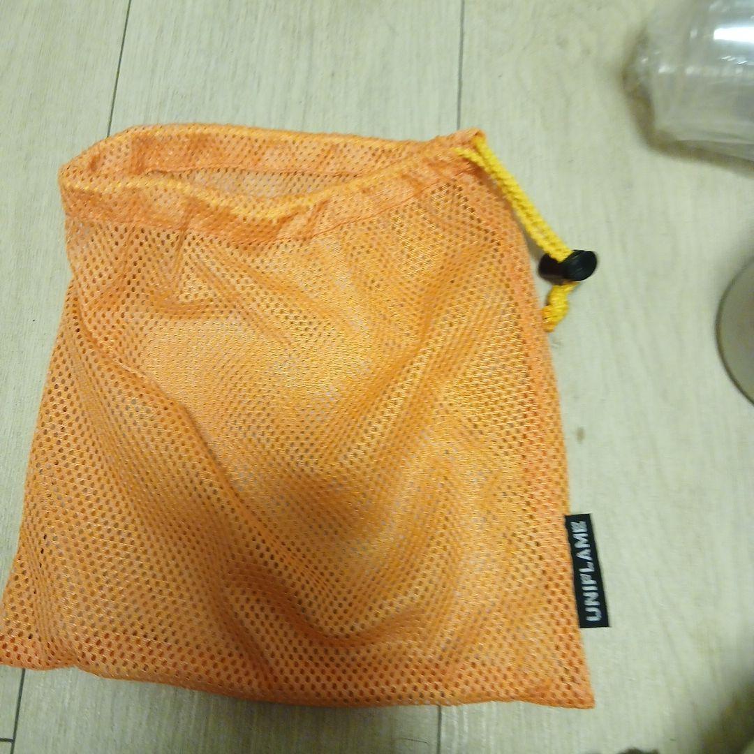 アウトドア調理器具セットとビデオカメラ