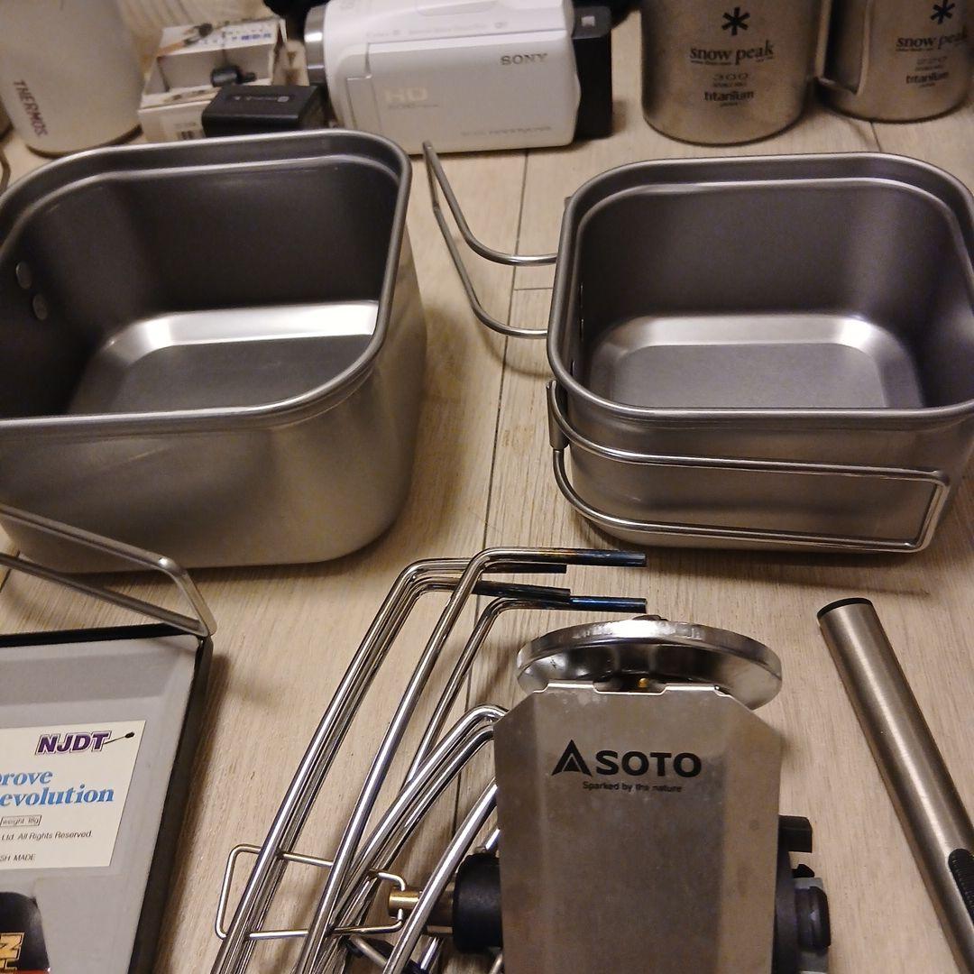 アウトドア調理器具セットとビデオカメラ