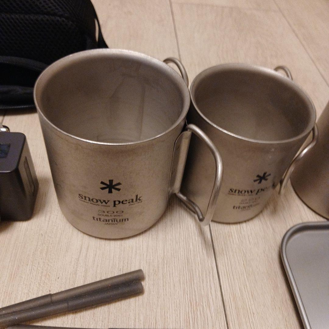 アウトドア調理器具セットとビデオカメラ