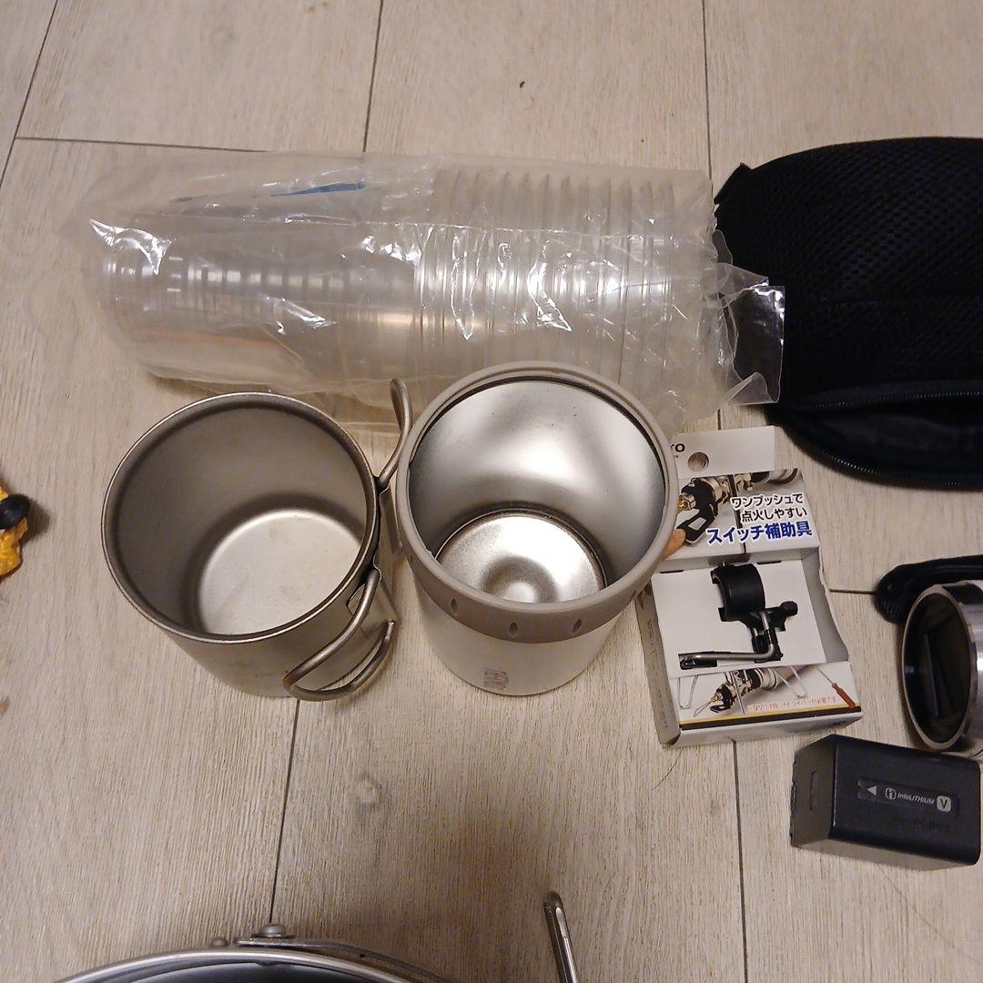 アウトドア調理器具セットとビデオカメラ