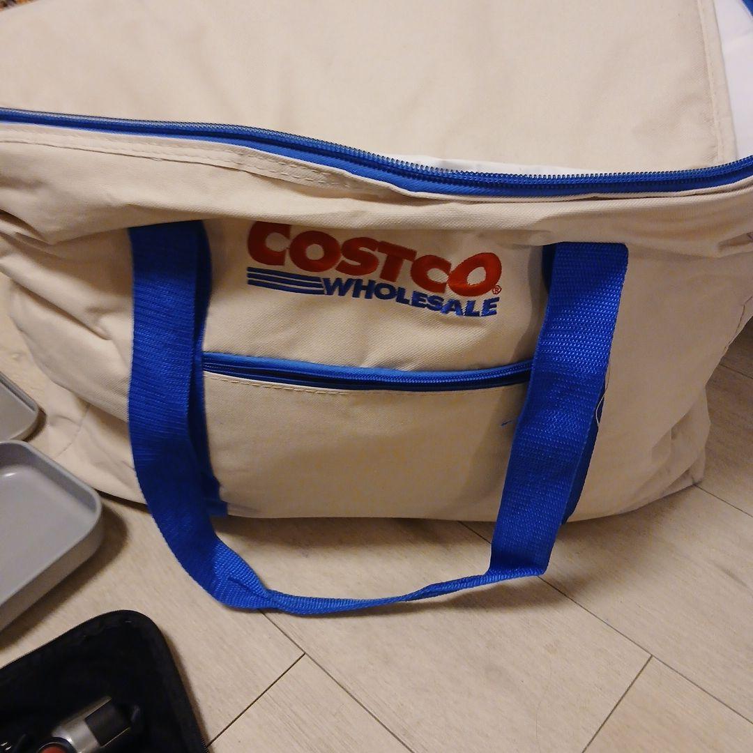 アウトドア調理器具セットとビデオカメラ