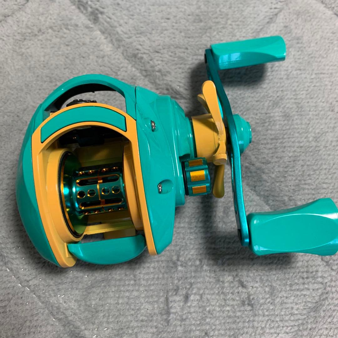 ベイトリール　ルアー　カラフル