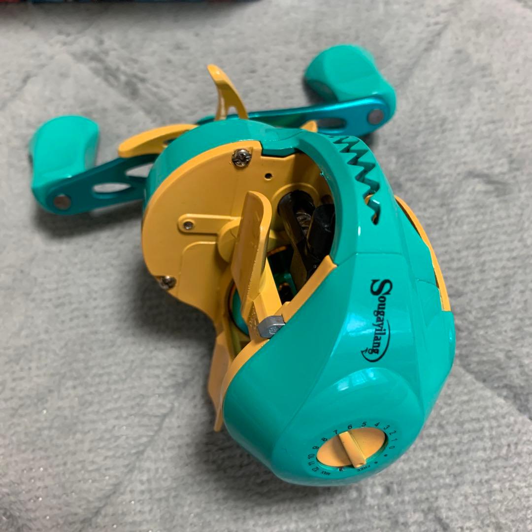 ベイトリール　ルアー　カラフル