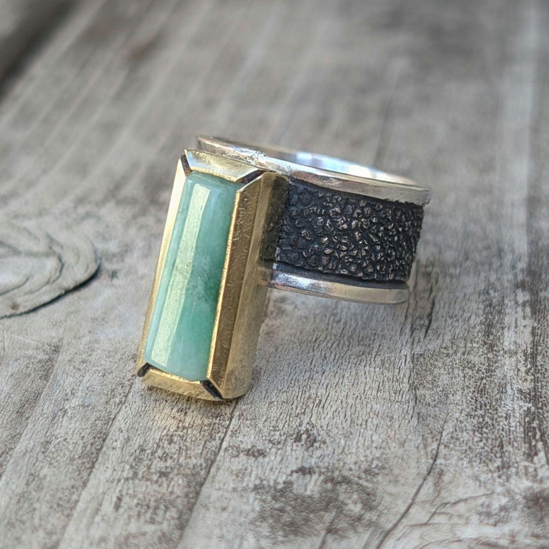 ハンドメイドの糸魚川翡翠リング　インディアンジュエリー風