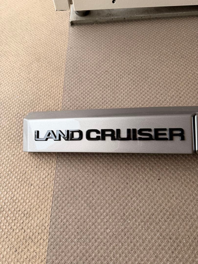 ランクル250純正バックドアガーニッシュ