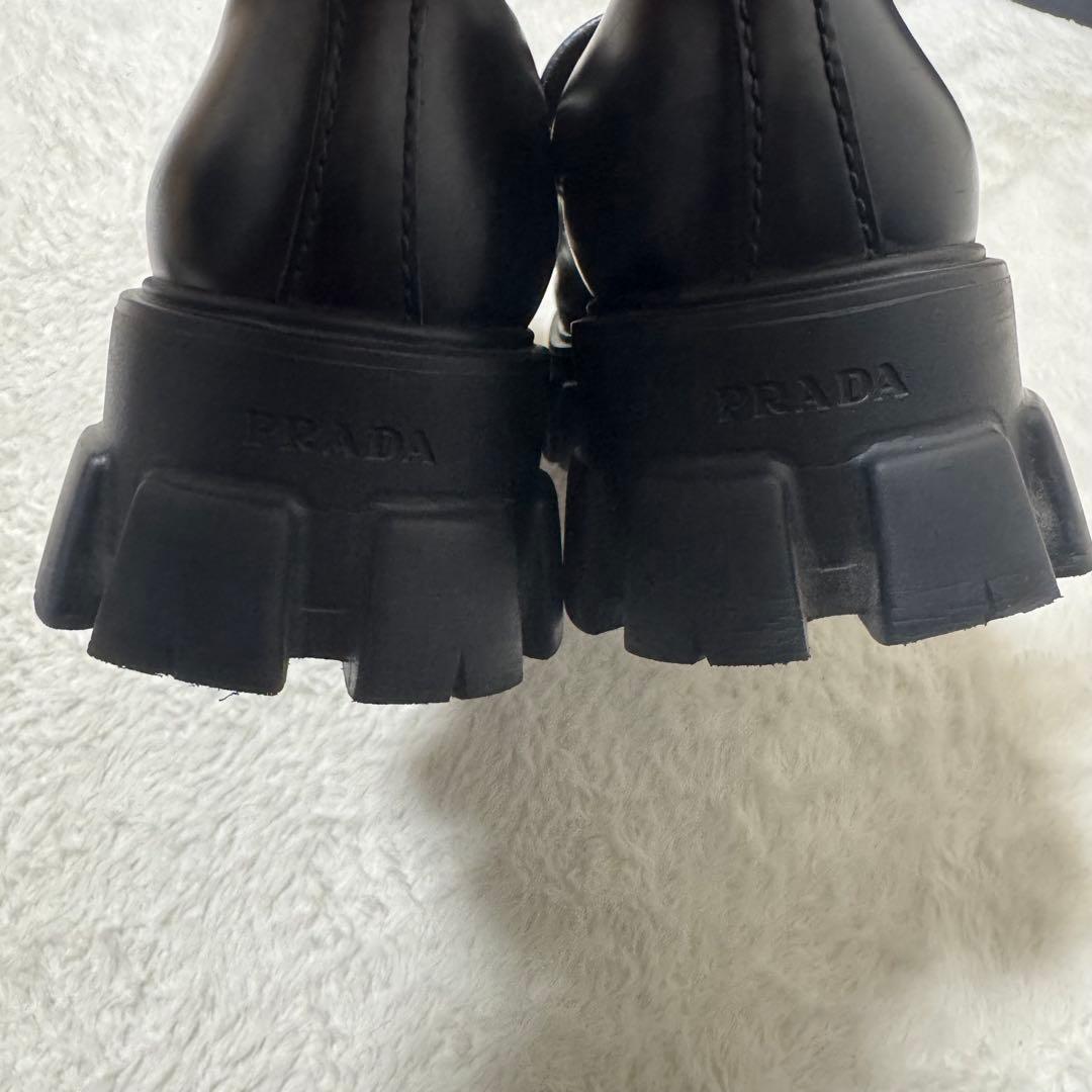 付属品完備！極美品 プラダ モノリス ブラッシュドレザーローファー 8.5