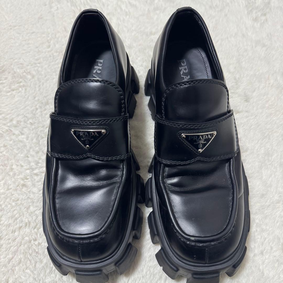 付属品完備！極美品 プラダ モノリス ブラッシュドレザーローファー 8.5