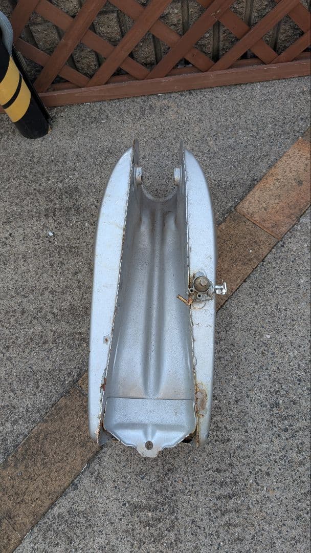 HONDA ベンリィ CB50 純正ガソリンタンク（おそらく再塗装？）