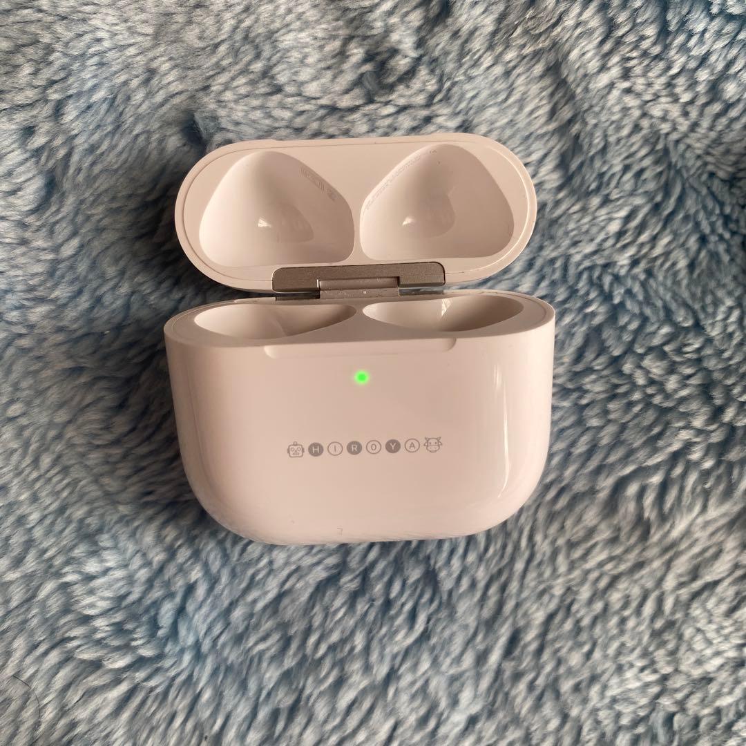 AirPods4本体 ホワイト 充電ケース付き　刻印入りになります