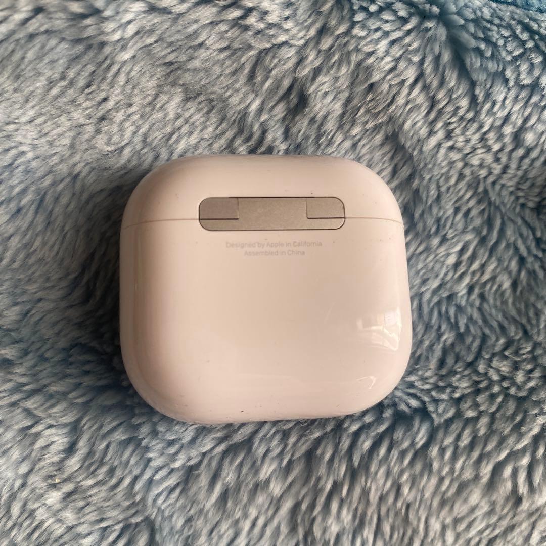 AirPods4本体 ホワイト 充電ケース付き　刻印入りになります