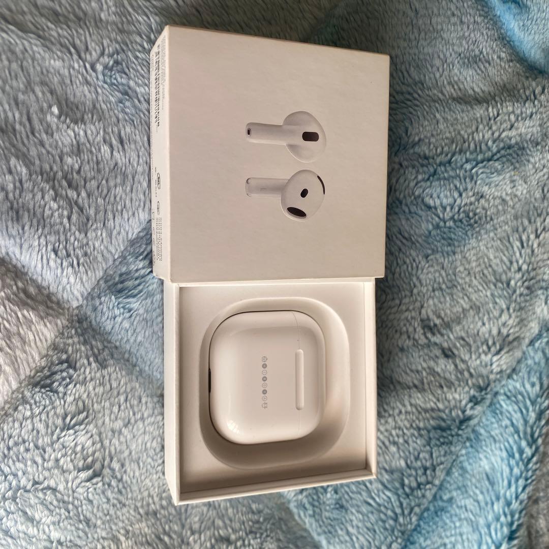 AirPods4本体 ホワイト 充電ケース付き　刻印入りになります