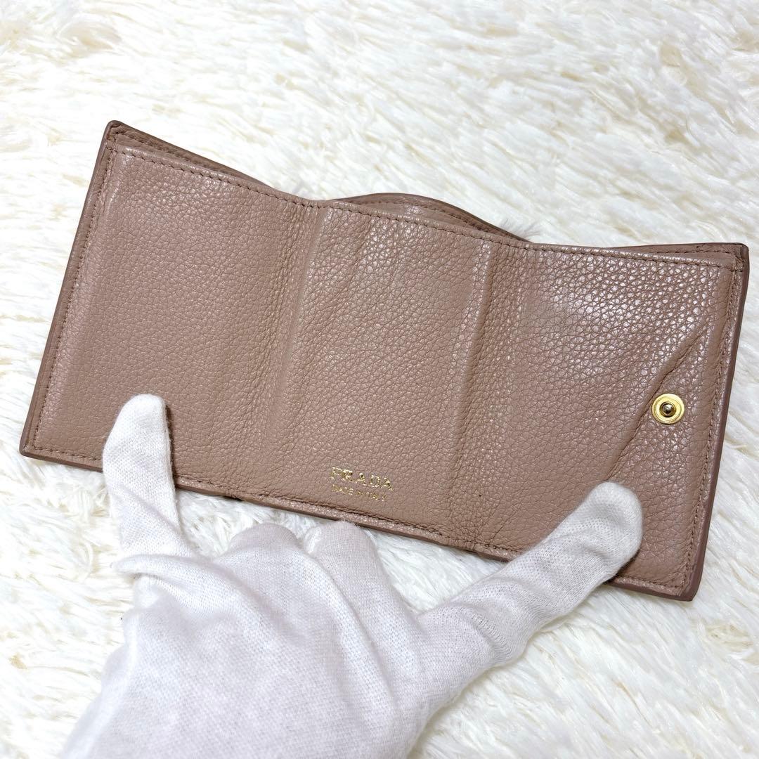 プラダ 三つ折り財布 レター型 シボ革 ロゴ金具 ミニ コンパクト