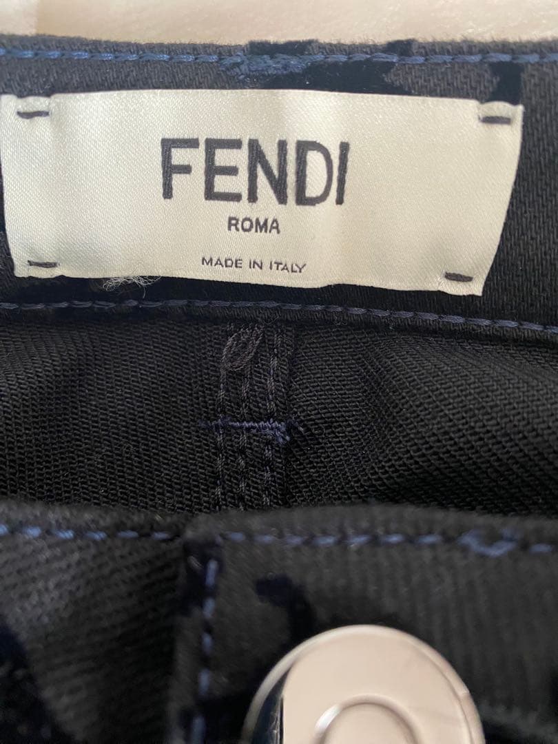 FENDIカリグラフィー総柄パンツ