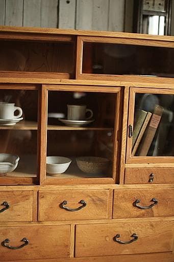 古い木枠のガラス戸棚　木製引き出し6杯