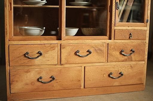 古い木枠のガラス戸棚　木製引き出し6杯