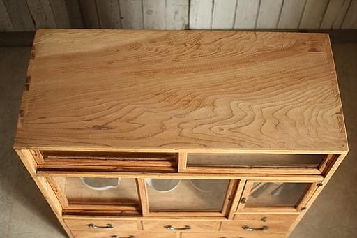 古い木枠のガラス戸棚　木製引き出し6杯