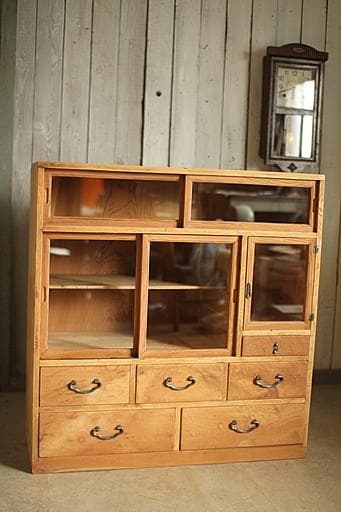 古い木枠のガラス戸棚　木製引き出し6杯