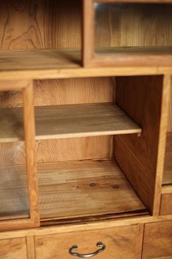 古い木枠のガラス戸棚　木製引き出し6杯