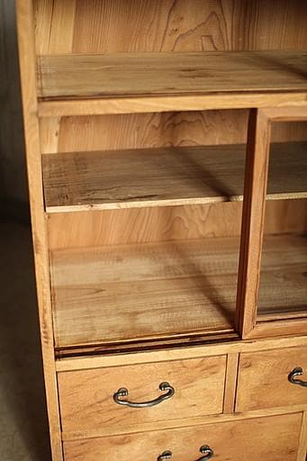古い木枠のガラス戸棚　木製引き出し6杯