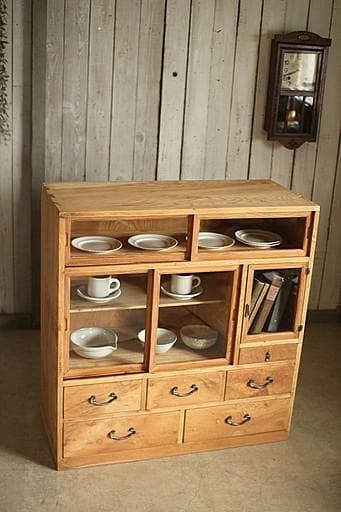 古い木枠のガラス戸棚　木製引き出し6杯