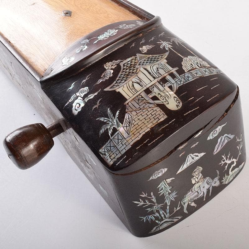 ゆうり 　螺鈿装飾　山水人物文　ダンバウ　撥弦楽器　M　R8440H