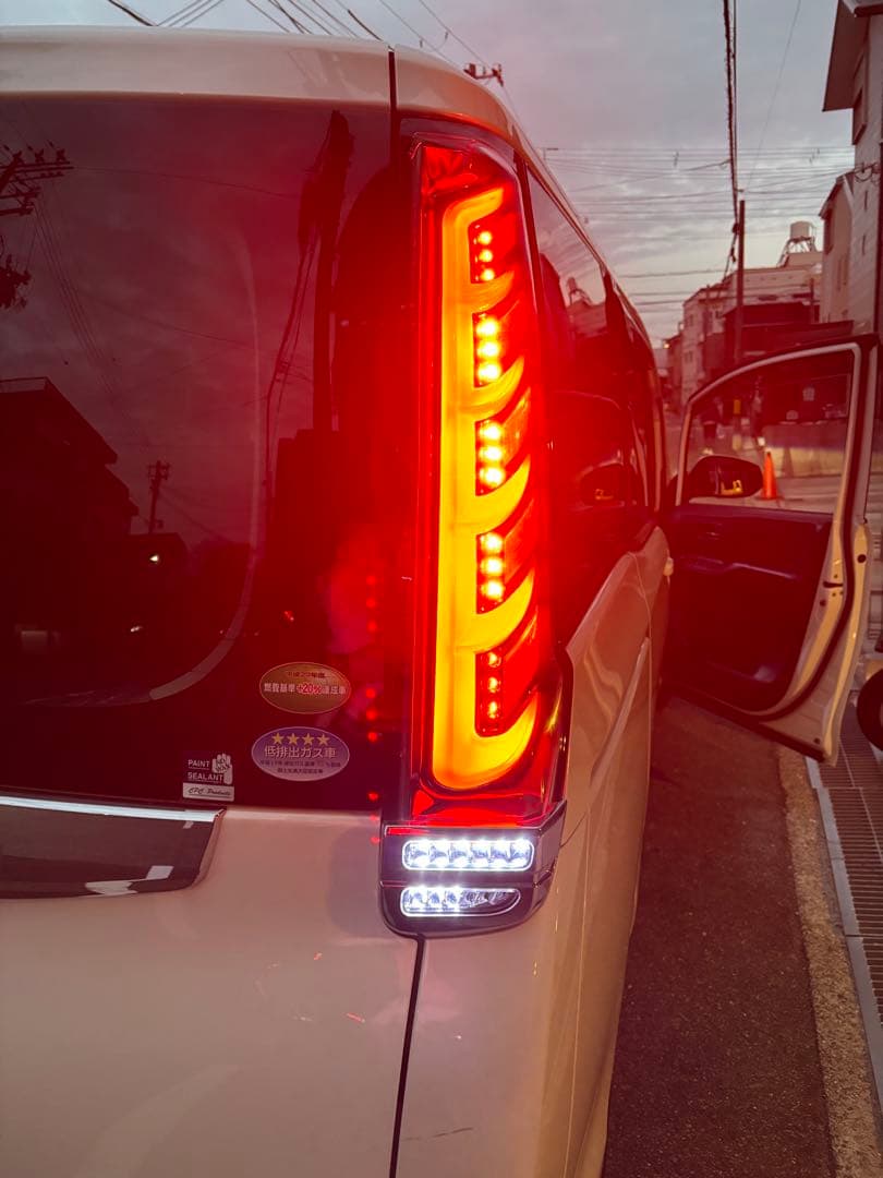 値引き中！※動作確認済み※ METEO ヴォクシー　80系　LEDテールランプ