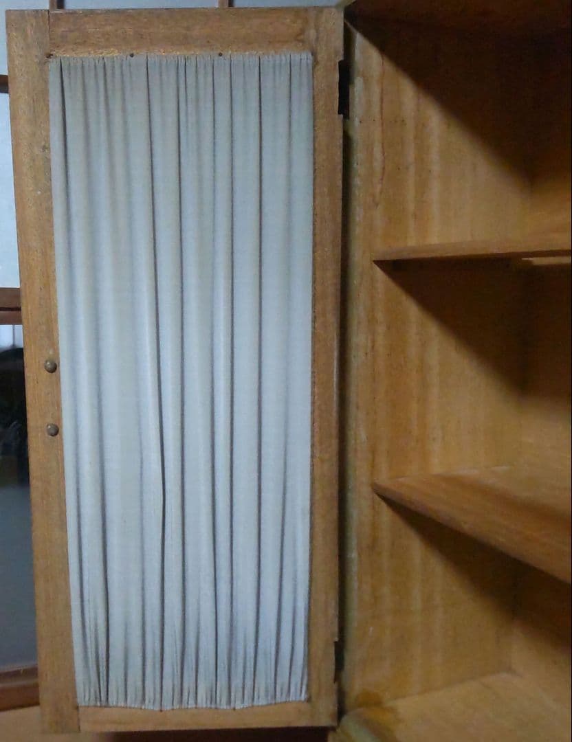 あ*ら様 レトロな木製キャビネット 古い本棚 ガラス扉付き カーテン付き