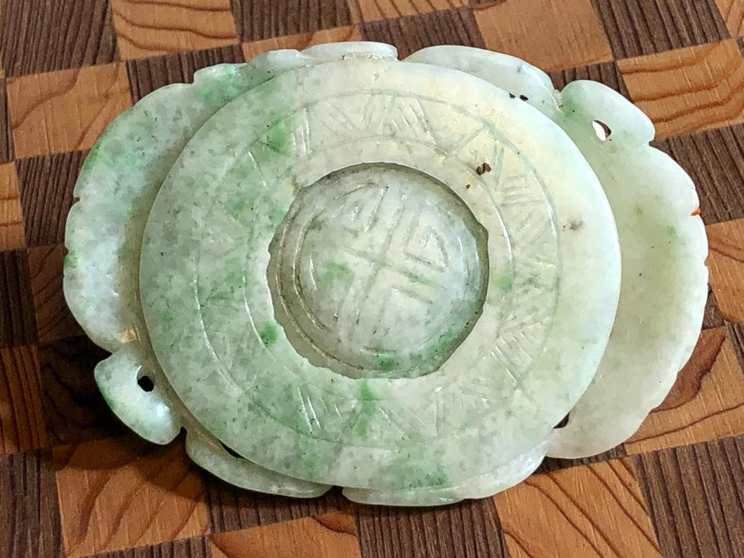 【 中国骨董翡翠 】　刳抜き平玉　双虎透かし彫り　帯留/佩玉/古玉/和田玉