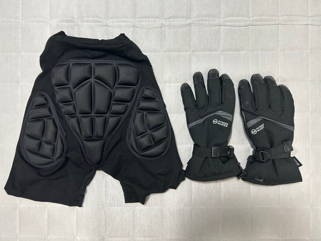 グローブ、おしりパッドおまけ付MOLOCOSTER スノーボードウェア Lサイズ