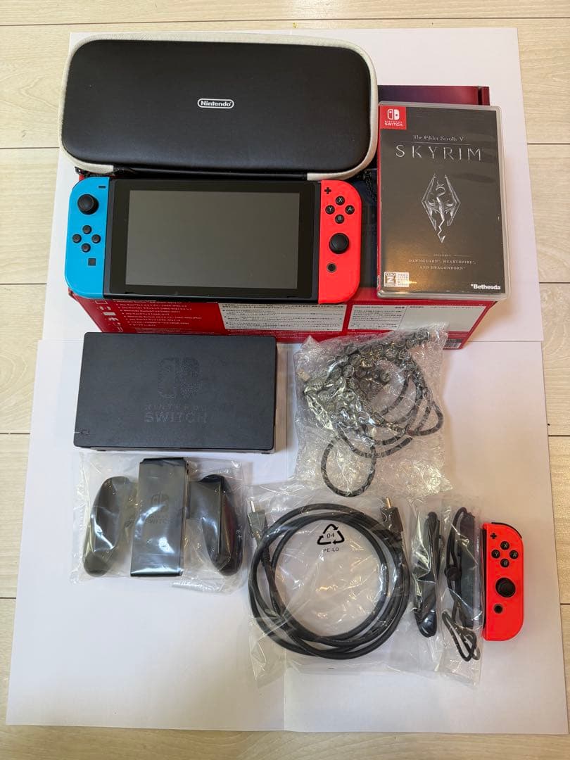 Nintendo Switch 本体 おまけでケースやスカイリムソフト等付