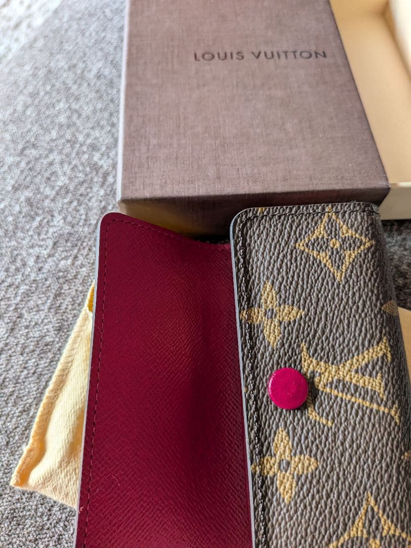 未使用　ルイ・ヴィトン　モノグラム柄キーケース4連　名前刻印有り