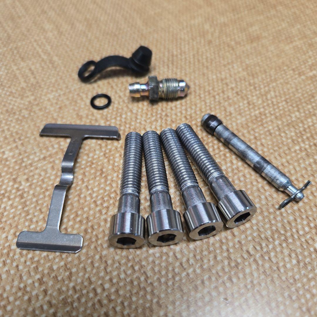 brembo ブレンボキャリパー 40mm 右 ブラック シルバーロゴ