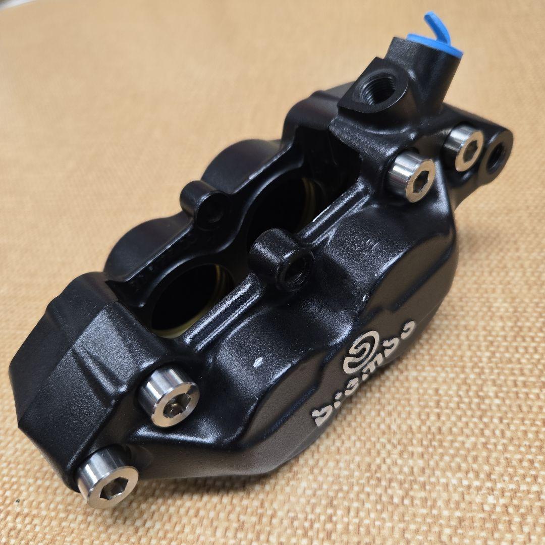 brembo ブレンボキャリパー 40mm 右 ブラック シルバーロゴ