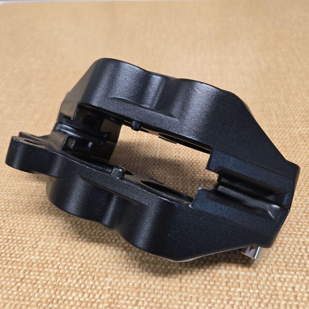 brembo ブレンボキャリパー 40mm 右 ブラック シルバーロゴ