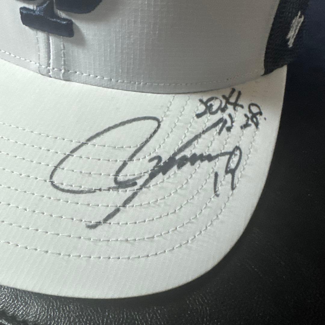 山崎康明選手　サイン入りキャップ
