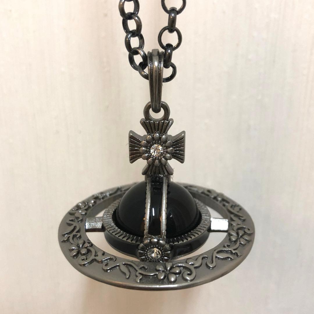 VivienneWestwood 花刻印モチーフのネックレス