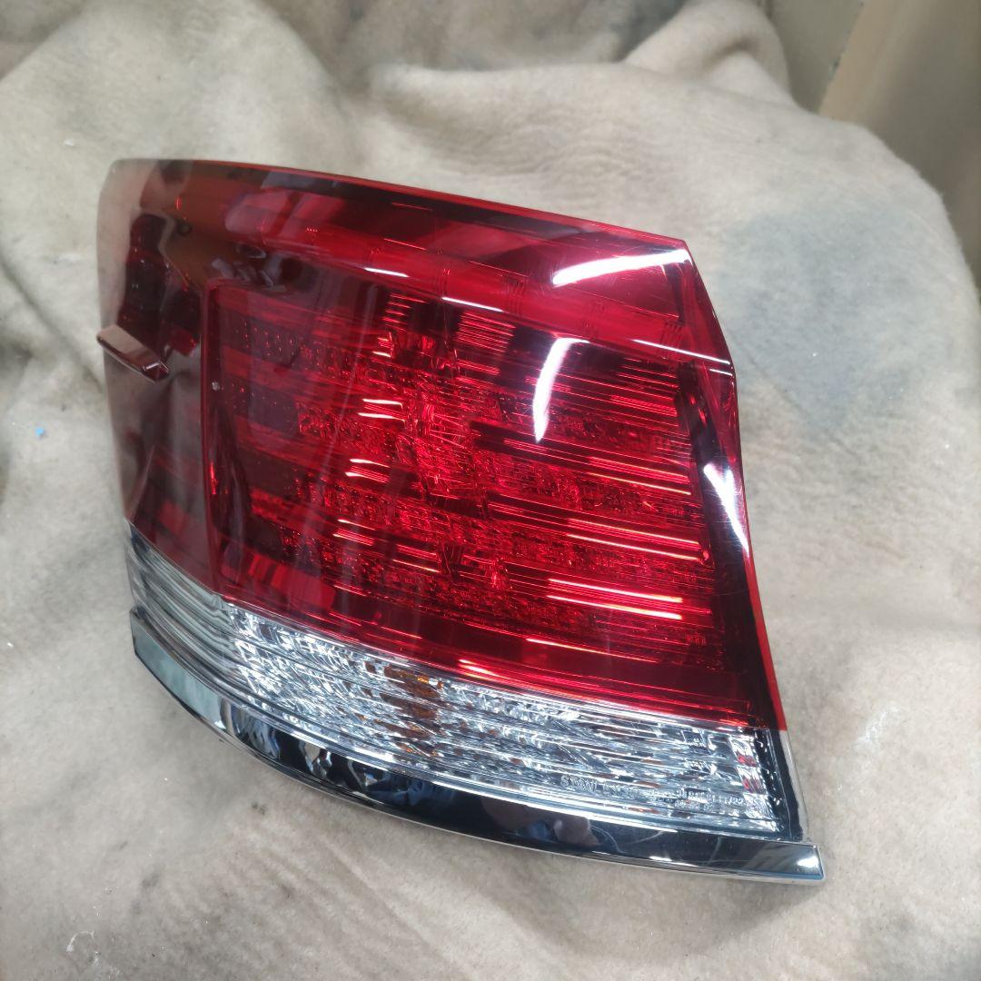 210クラウン　左テールランプ