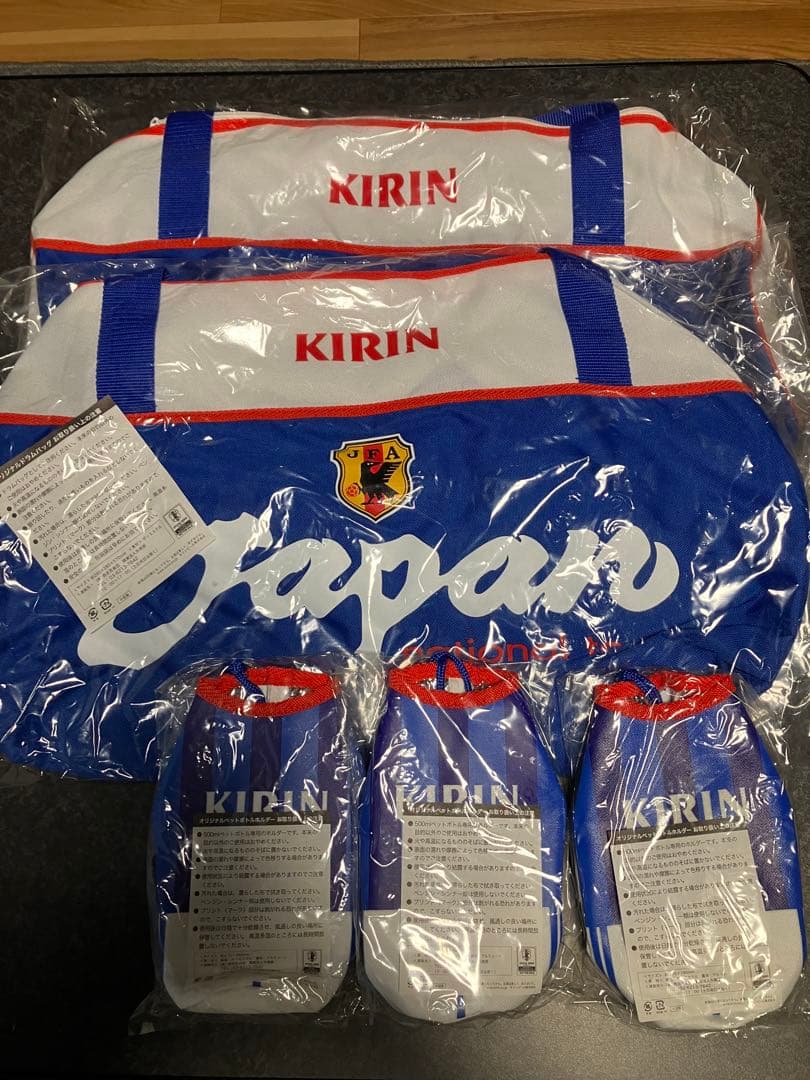 サッカー日本代表記念バッグ2個＆ペットボトルホルダー3個＆選手カード多数セット