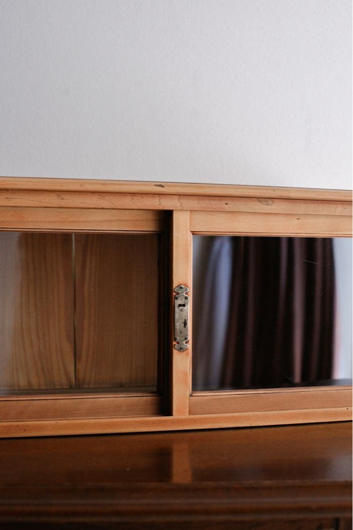 ショーケース　ガラス戸　無垢材　杉材　飾り棚　展示棚　古家具　古道具