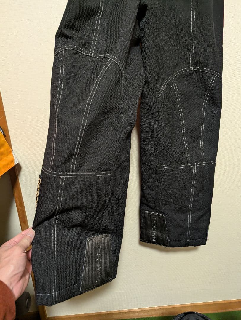 DESCENTE サスペンダー付きオーバーオール 黒赤