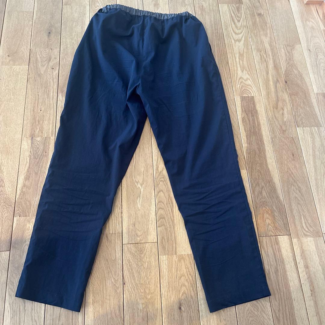 OUR　アワーホーム スッキリシルエットのテーパードパンツ　ネイビー